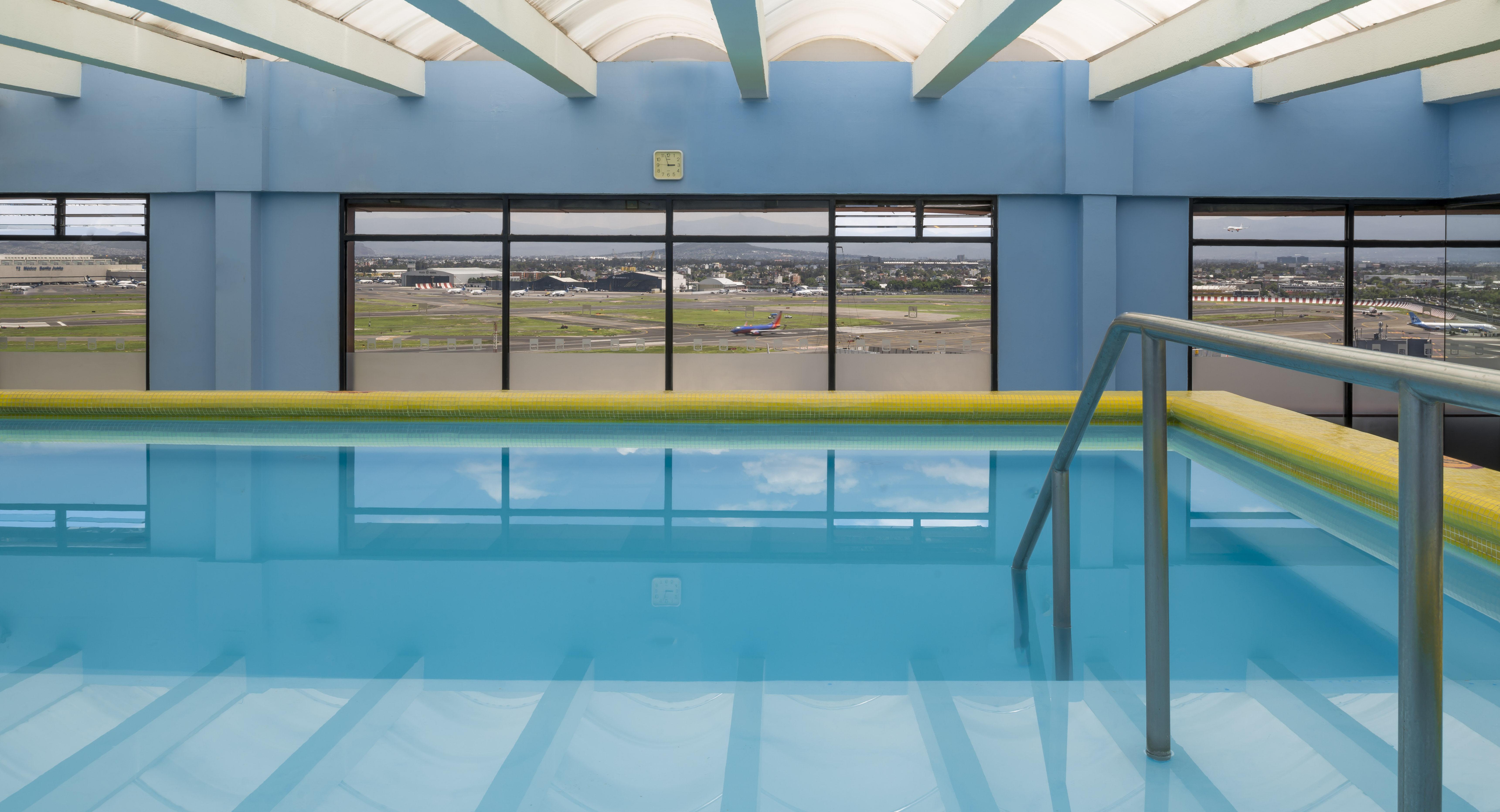 فندق كامينو ريال أيروبويرتو مدينة مكسيكو المظهر الخارجي الصورة The swimming pool at the airport
