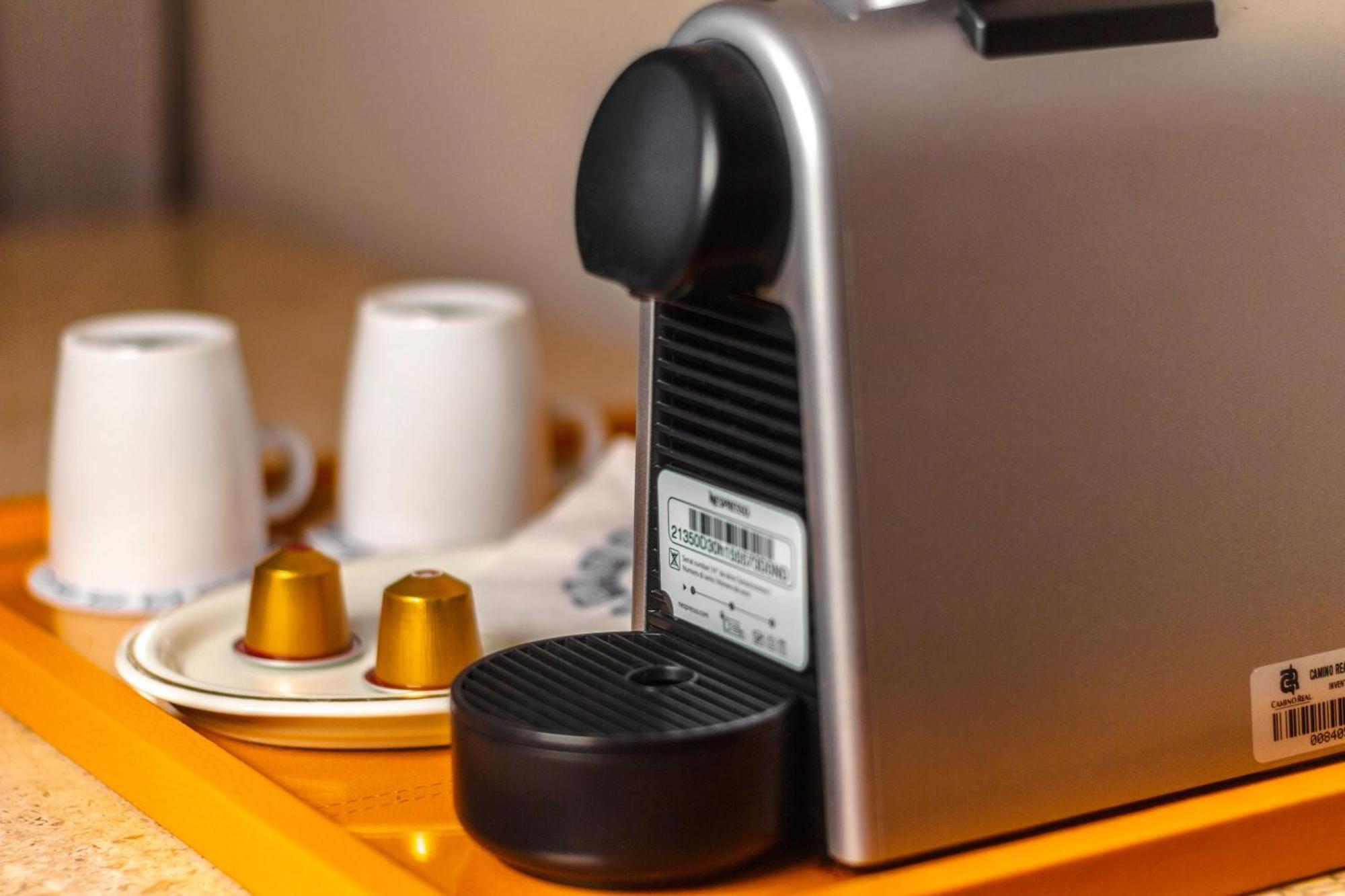 فندق كامينو ريال أيروبويرتو مدينة مكسيكو المظهر الخارجي الصورة A Nespresso coffee machine