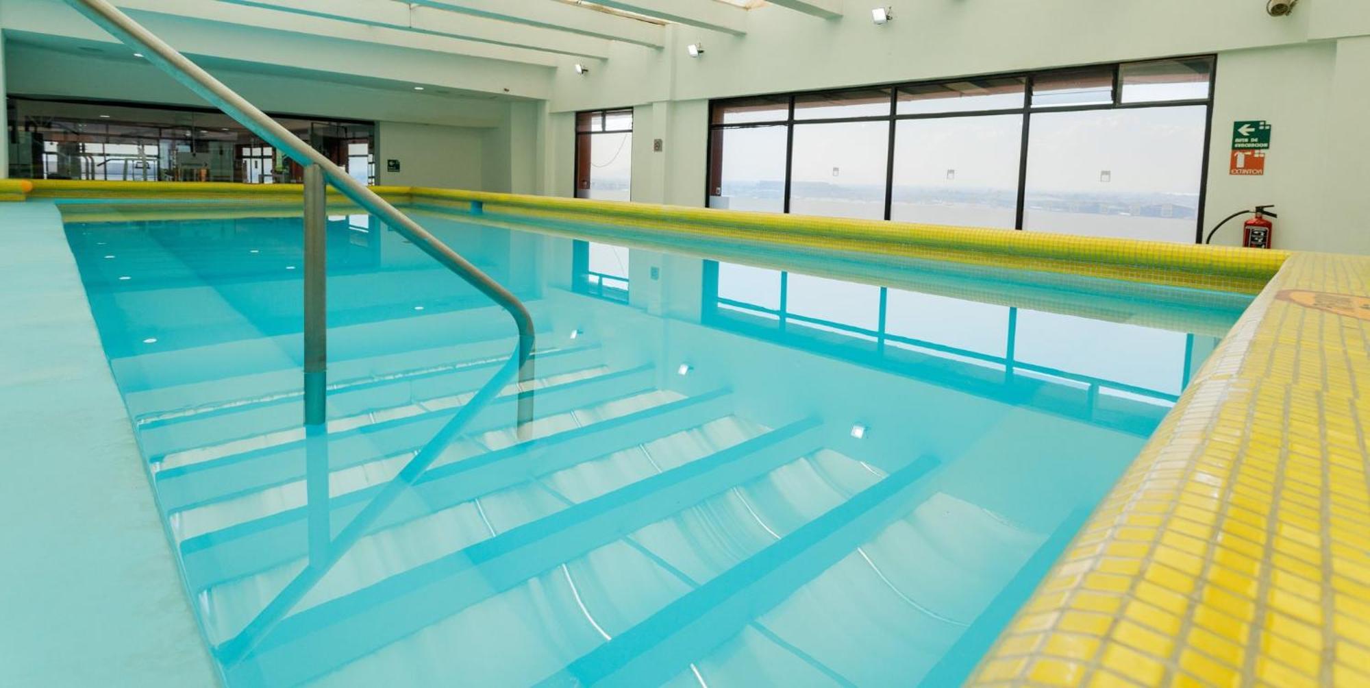 فندق كامينو ريال أيروبويرتو مدينة مكسيكو المظهر الخارجي الصورة The swimming pool at the hotel