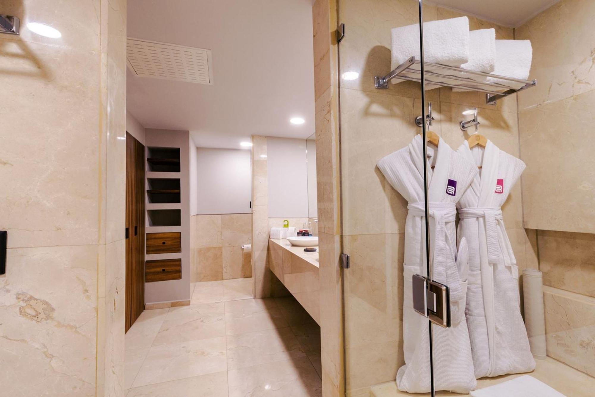 فندق كامينو ريال أيروبويرتو مدينة مكسيكو المظهر الخارجي الصورة A bathroom at the hotel