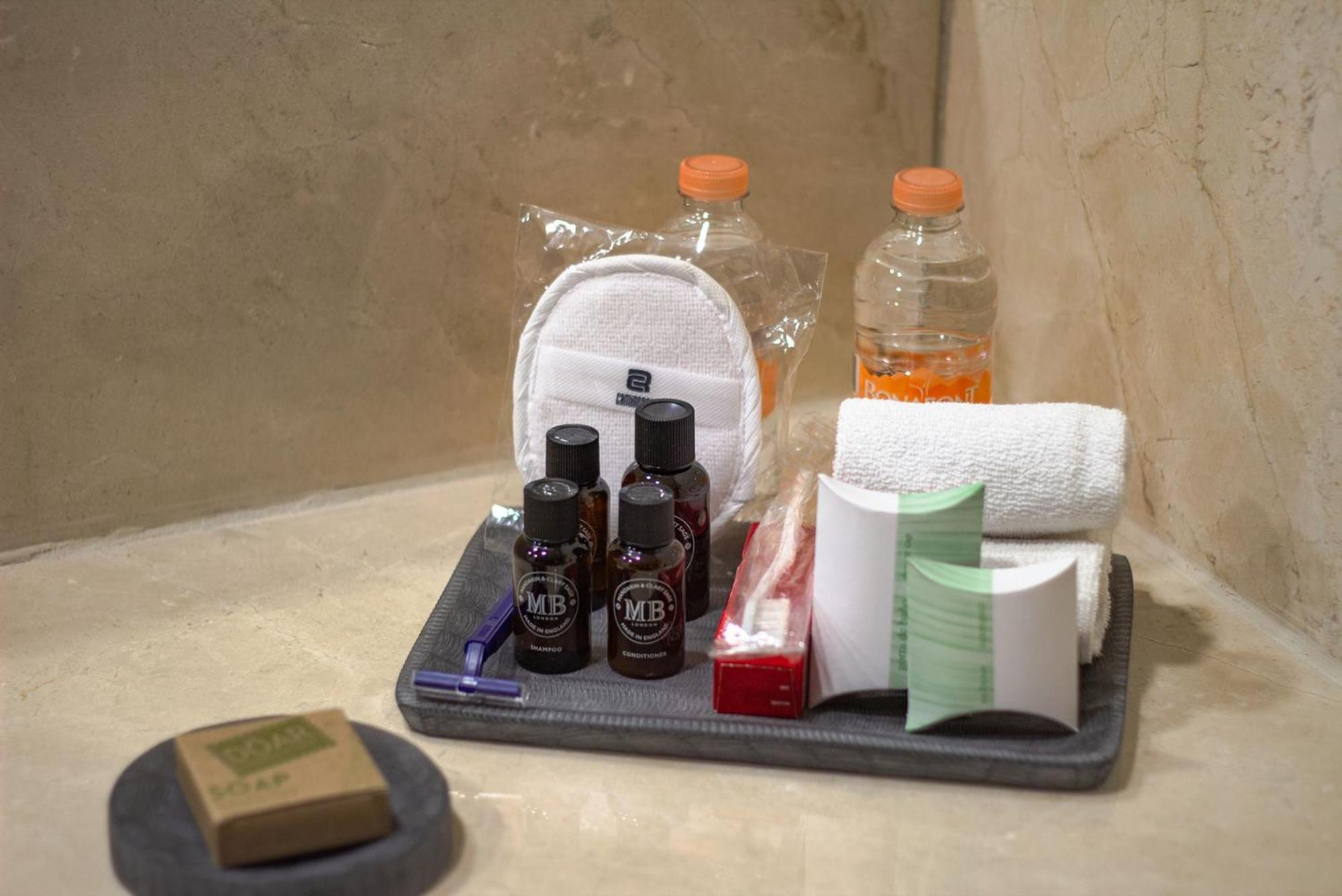 فندق كامينو ريال أيروبويرتو مدينة مكسيكو المظهر الخارجي الصورة A tray of toiletries