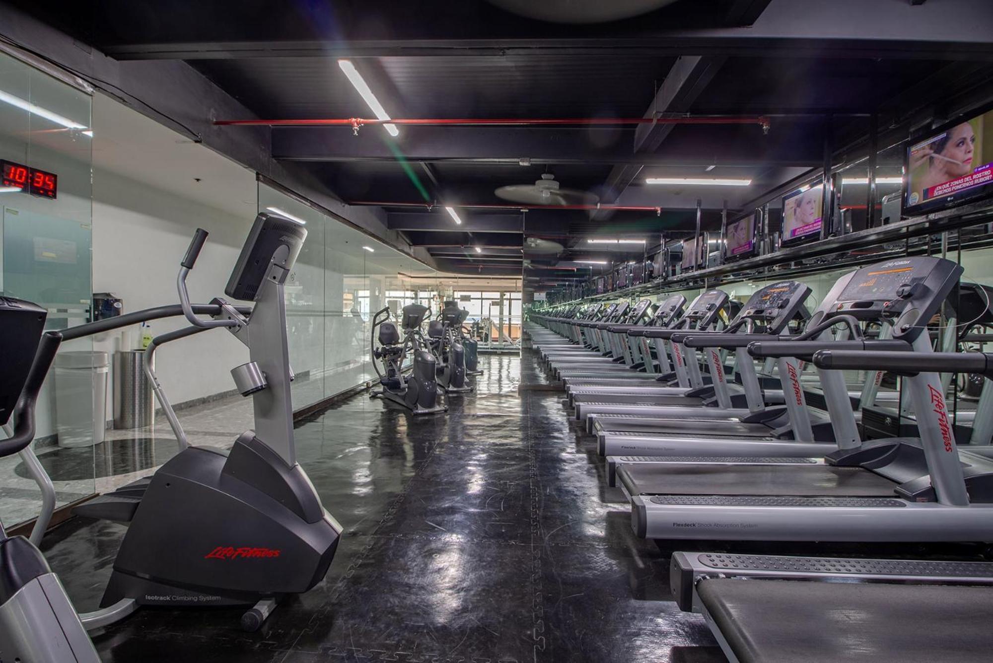 فندق كامينو ريال أيروبويرتو مدينة مكسيكو المظهر الخارجي الصورة The gym at the hotel