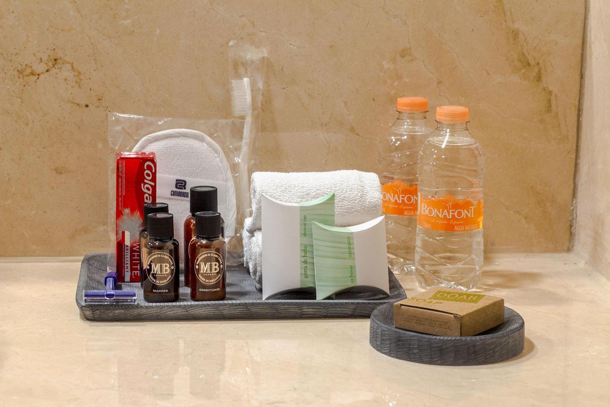 فندق كامينو ريال أيروبويرتو مدينة مكسيكو المظهر الخارجي الصورة A tray of amenities