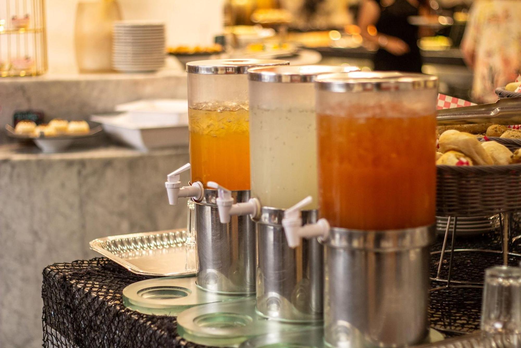 فندق كامينو ريال أيروبويرتو مدينة مكسيكو المظهر الخارجي الصورة Soft drinks at a buffet