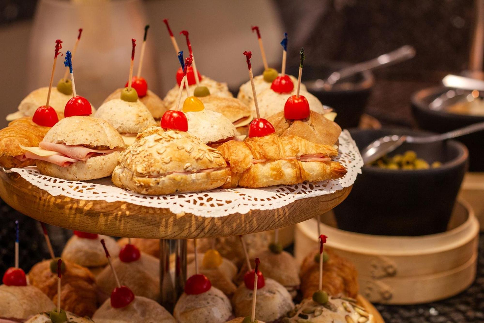فندق كامينو ريال أيروبويرتو مدينة مكسيكو المظهر الخارجي الصورة A buffet at a wedding reception
