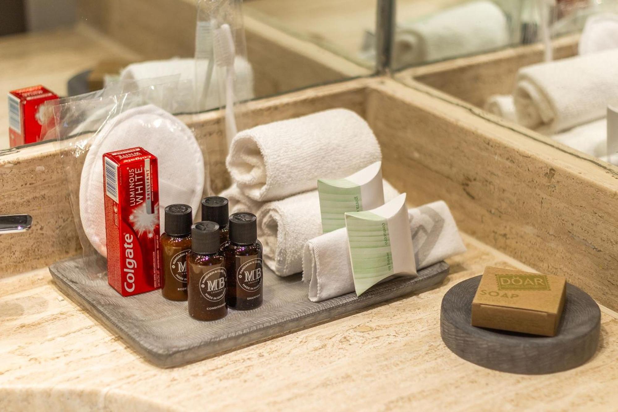 فندق كامينو ريال أيروبويرتو مدينة مكسيكو المظهر الخارجي الصورة A bathroom at the hotel