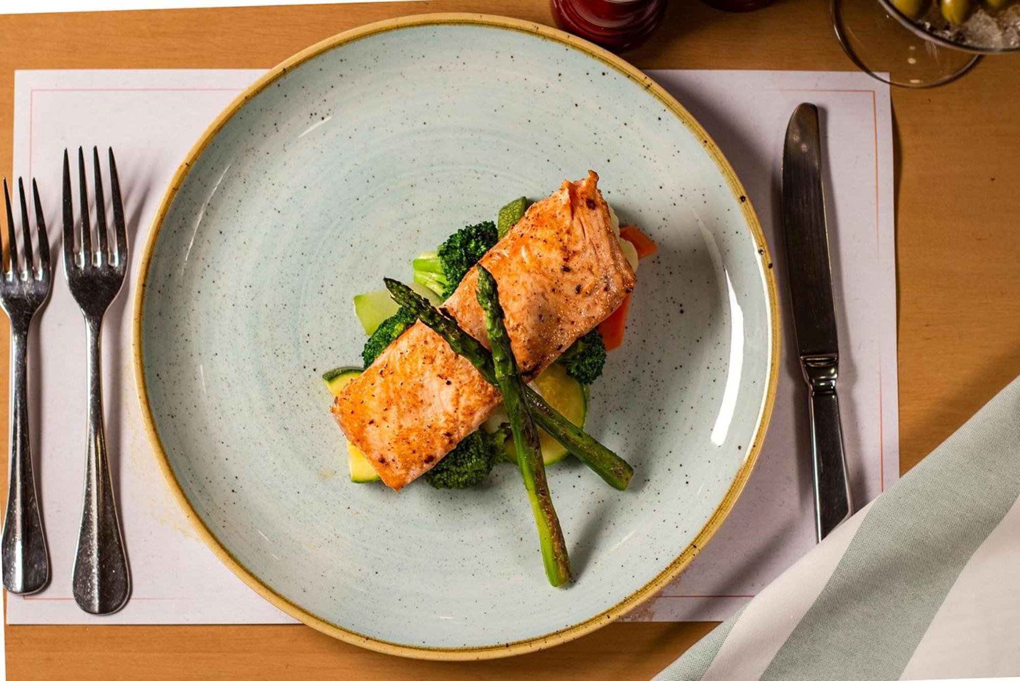 فندق كامينو ريال أيروبويرتو مدينة مكسيكو المظهر الخارجي الصورة Salmon with broccoli and asparagus