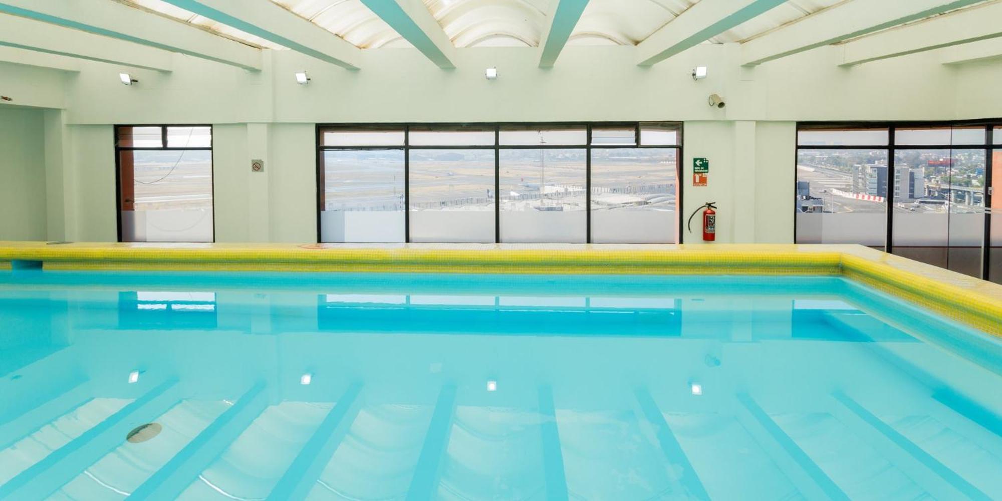 فندق كامينو ريال أيروبويرتو مدينة مكسيكو المظهر الخارجي الصورة The swimming pool at the hotel