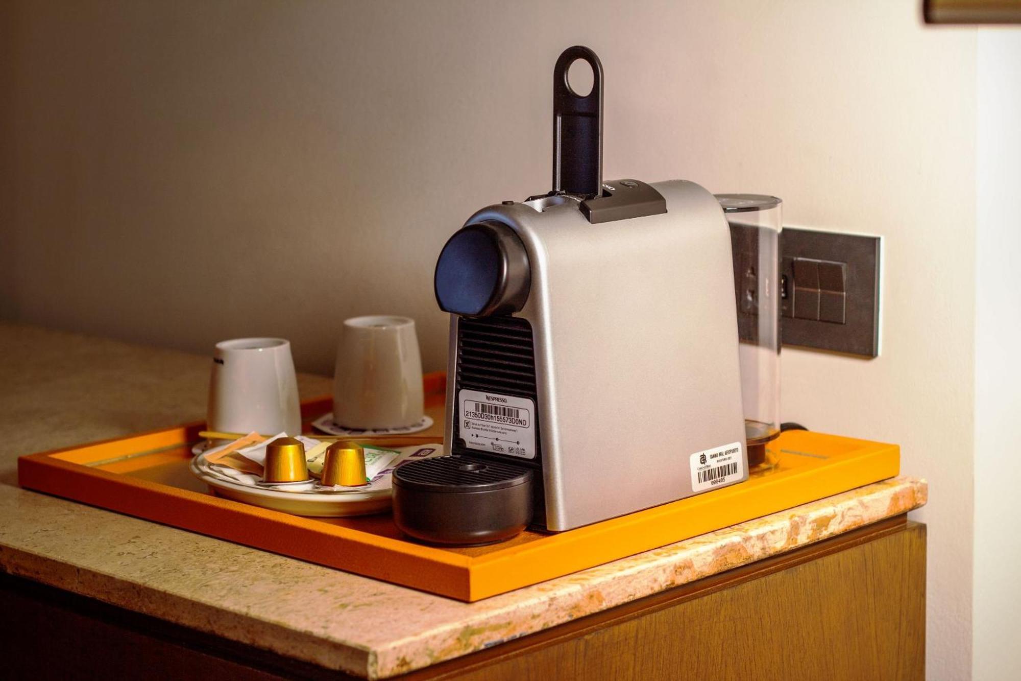 فندق كامينو ريال أيروبويرتو مدينة مكسيكو المظهر الخارجي الصورة A Nespresso coffee machine